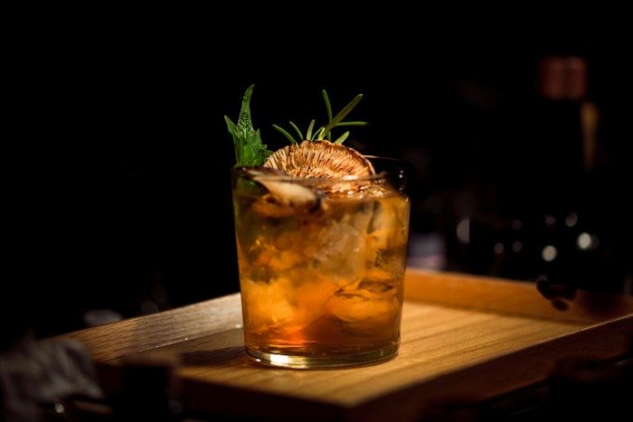 Negroni Cocktail mit Orangenzeste