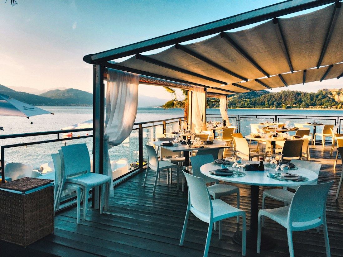 Restaurant Interior bei Abendlicht mit gedeckten Tischen