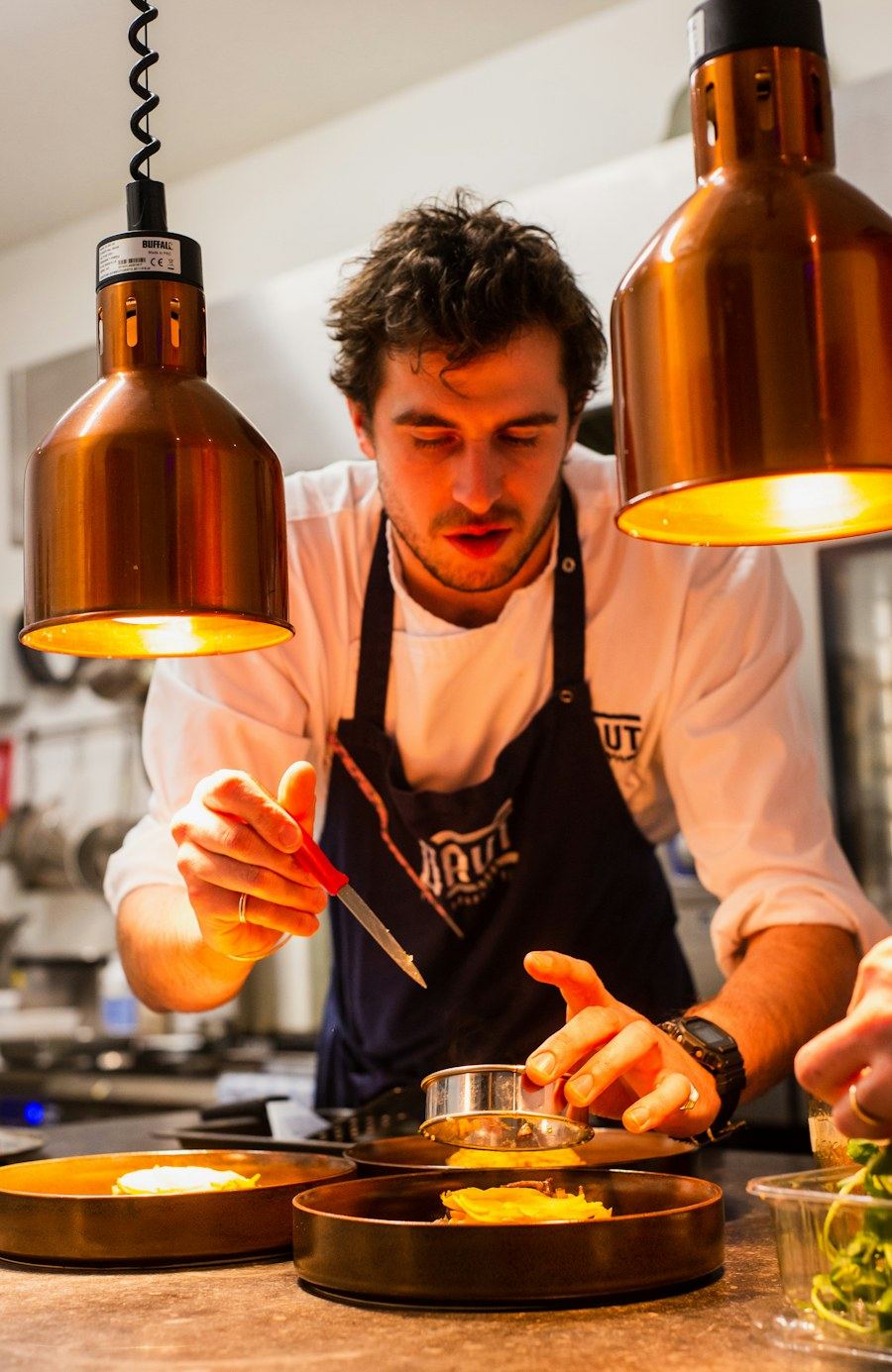 Marco di Salvo, Chef von ADESSO, beim Anrichten