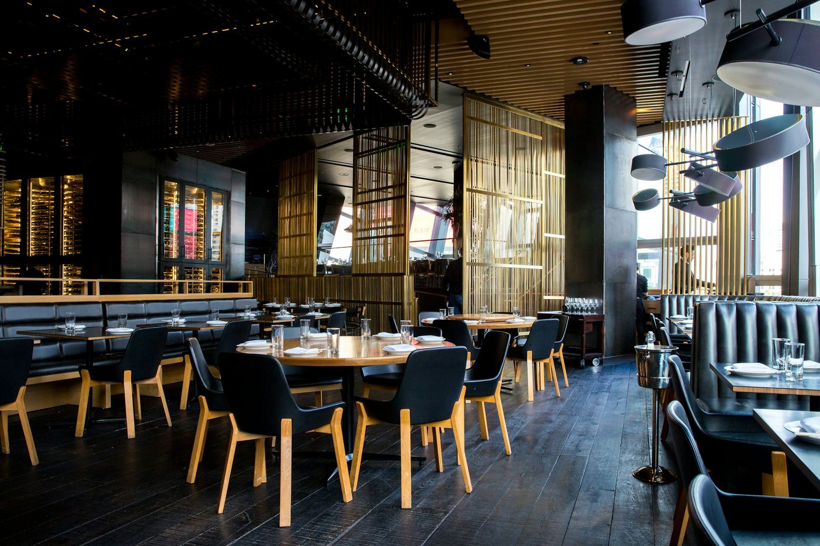 Atmosphärisches italienisches Restaurant Interior bei Kerzenlicht